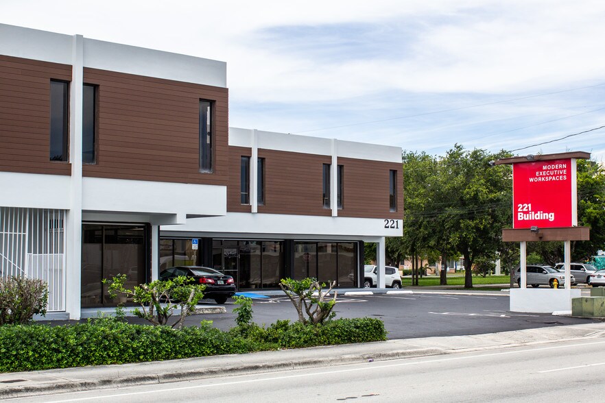 221 W hallandale beach Blvd, Hallandale Beach, FL à louer - Photo du bâtiment - Image 2 de 20