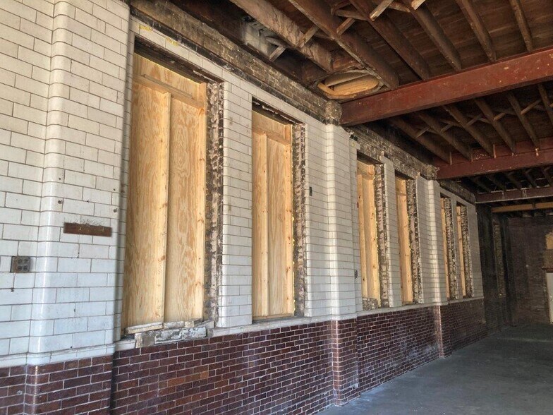 4837 N Lipps Ave, Chicago, IL à louer - Photo du bâtiment - Image 3 de 10