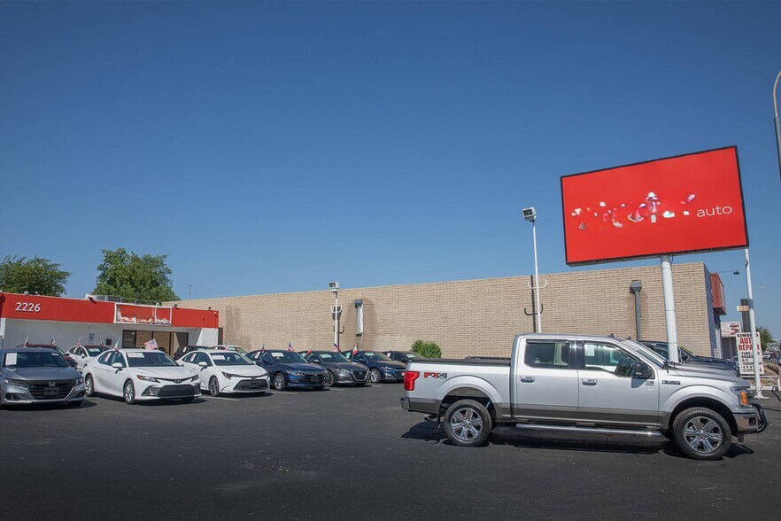 2226 W Camelback Rd, Phoenix, AZ à louer - Photo du bâtiment - Image 2 de 9