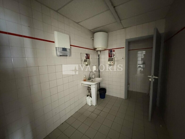 Office in Villeurbanne for lease - Interior Photo - Image 2 of 13