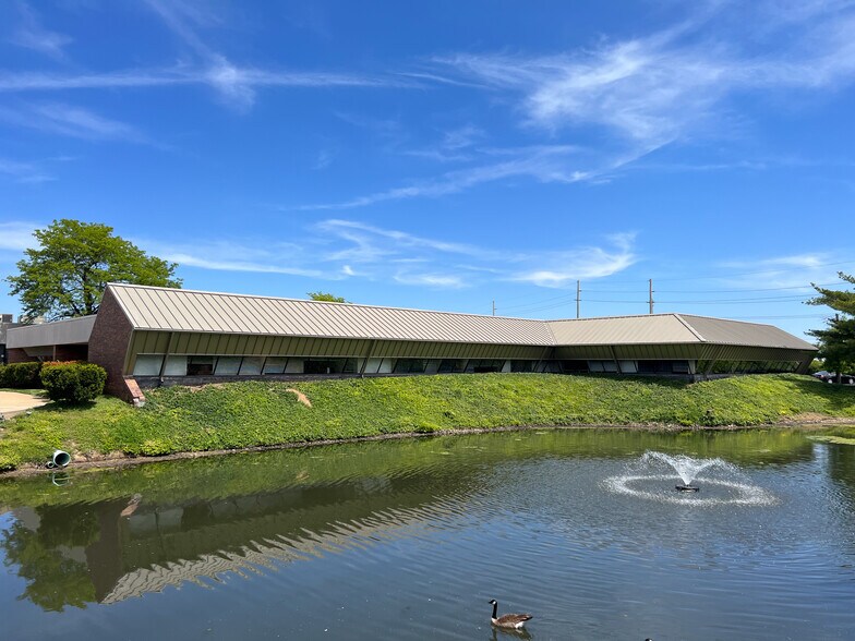 1181 Corporate Lake Dr, Creve Coeur, MO à vendre - Photo du bâtiment - Image 2 de 5