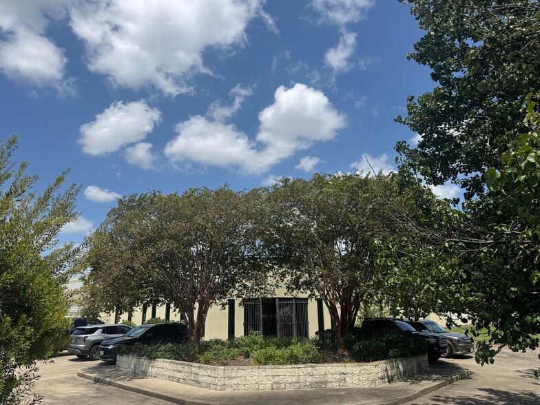 10702 Old Bammel N Houston Rd, Houston, TX for sale - Building Photo - Image 3 of 5