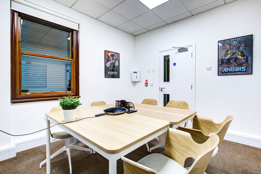 1A Holywell Hl, St. Albans for lease - Interior Photo - Image 3 of 12