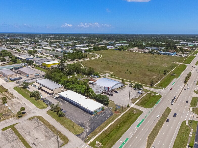 4461 SE Federal Hwy, Stuart, FL à louer - Photo du bâtiment - Image 2 de 8