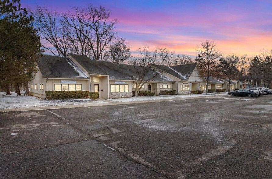 21880-21898 Farmington Rd, Farmington Hills, MI à louer - Photo principale - Image 1 de 18