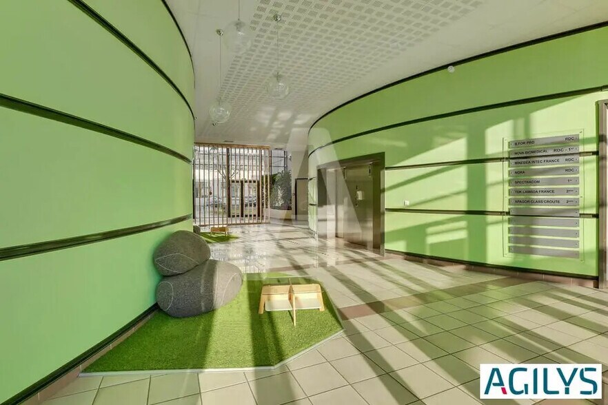 Flex in Les Ulis for lease - Lobby - Image 2 of 6