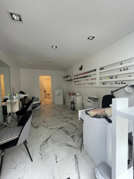 Retail in Paris for lease - Interior Photo - Image 3 of 8