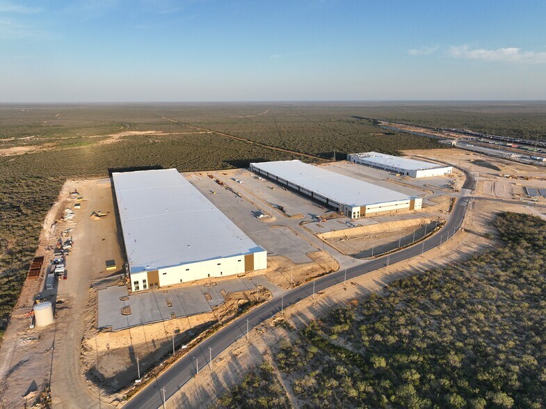 13297 Port Drive, Laredo, TX for lease - Building Photo - Image 2 of 7