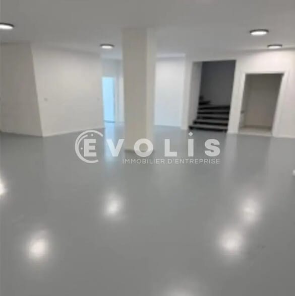 Office in Villeneuve-la-Garenne for lease - Interior Photo - Image 3 of 4