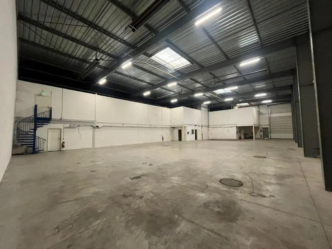 Industrial in MASSY for lease Building Photo- Image 1 of 7