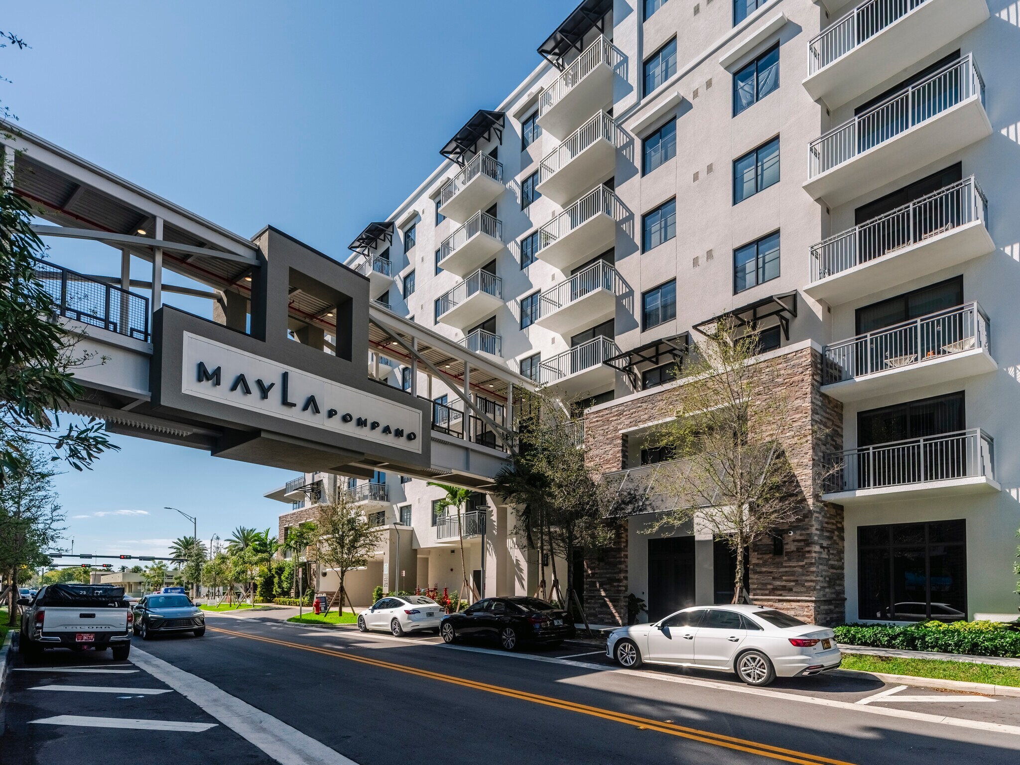 2335 E Atlantic Blvd, Pompano Beach, FL à louer Photo du bâtiment- Image 1 de 13