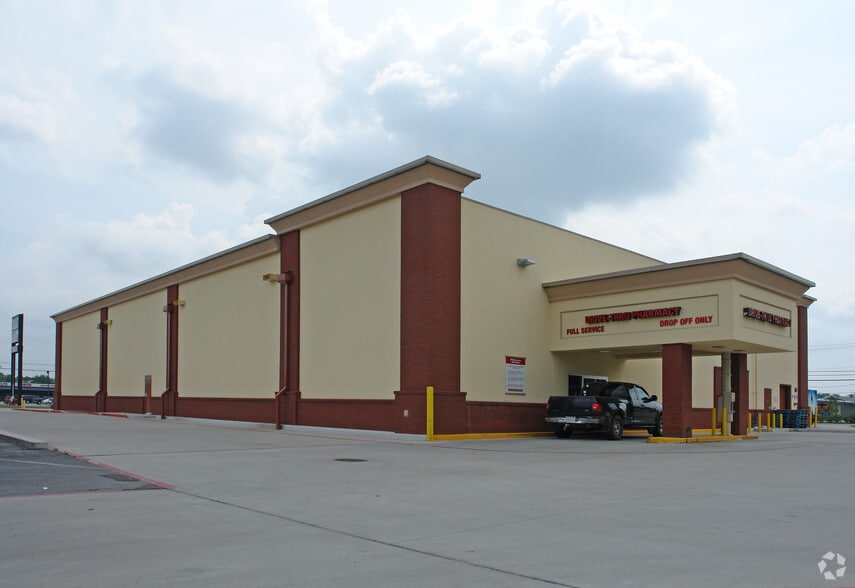 3890 Phelan Blvd, Beaumont, TX for lease - Building Photo - Image 2 of 2