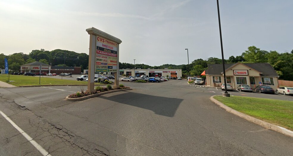 684 Foxon Rd, East Haven, CT à louer - Photo du bâtiment - Image 1 de 7