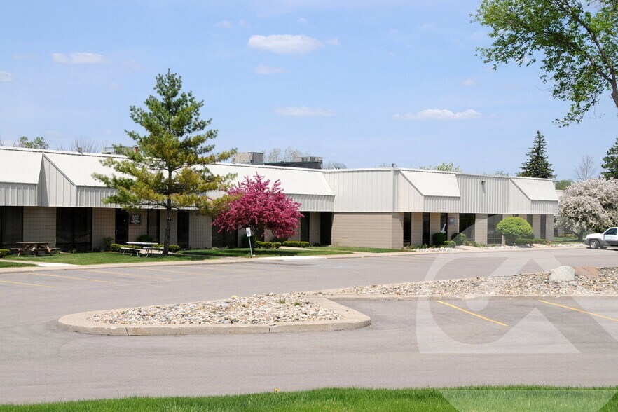 802-864 Phoenix Dr, Ann Arbor, MI à louer - Photo du bâtiment - Image 2 de 11