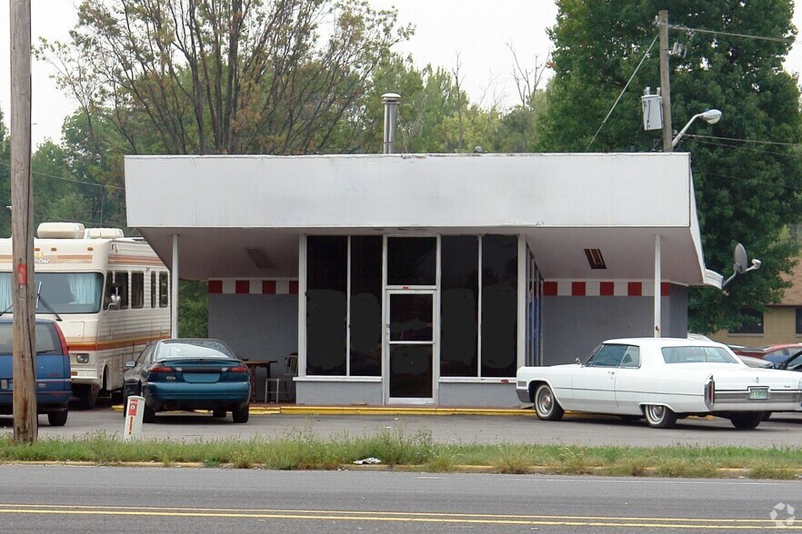 9067 Pendleton Pike, Indianapolis, IN à louer - Photo du bâtiment - Image 2 de 5