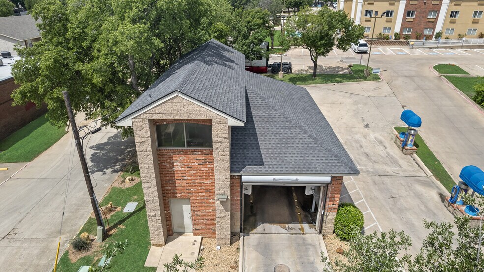 1704 Teasley Ln, Denton, TX à vendre - Photo du bâtiment - Image 1 de 32