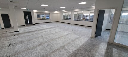 2 Lyon Way, Camberley à louer Photo intérieure- Image 2 de 4