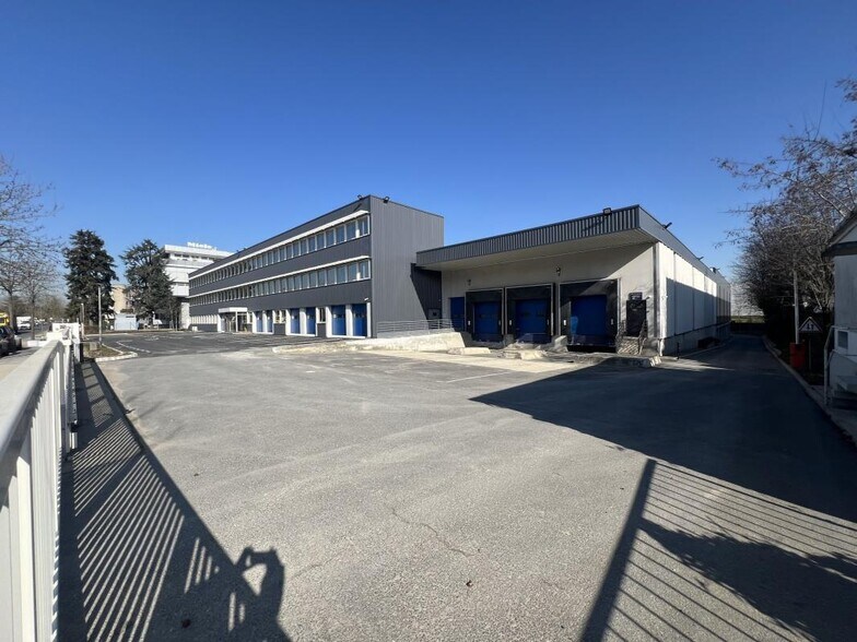11 Avenue Albert Einstein, Le Blanc-Mesnil à louer - Photo du bâtiment - Image 1 de 22
