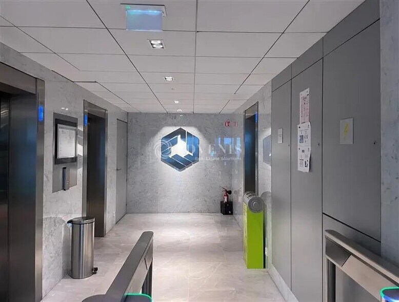 Bureau dans Courbevoie à louer - Photo du bâtiment - Image 2 de 12