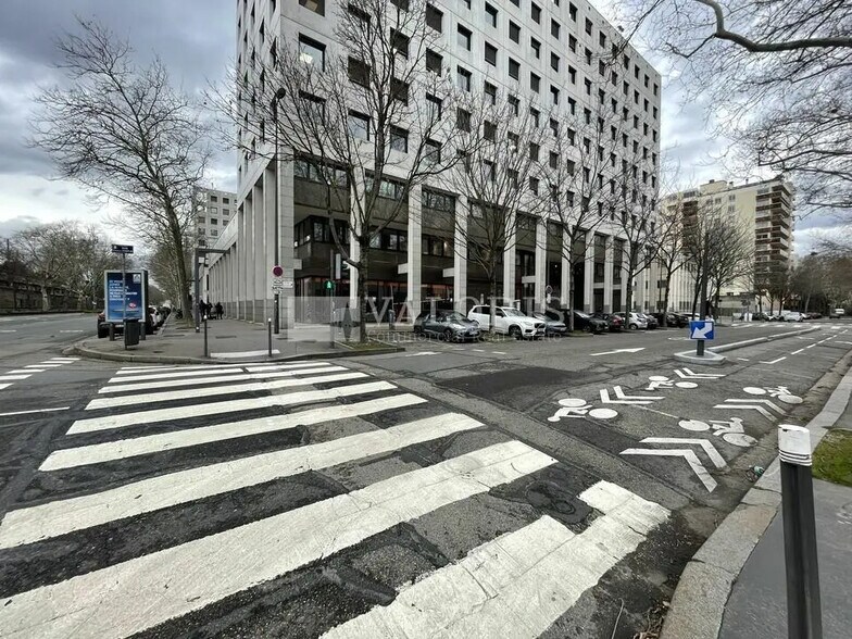 Bureau dans Villeurbanne à louer - Photo du bâtiment - Image 3 de 5