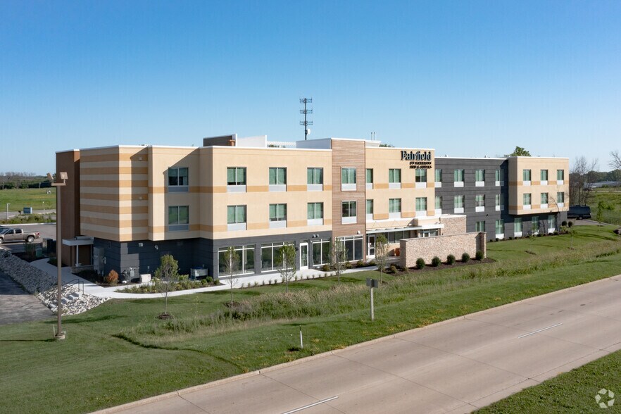 935 S Rolling Meadows Dr, Fond Du Lac, WI à vendre - Photo du bâtiment - Image 3 de 3