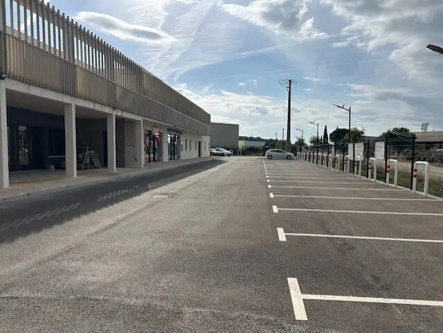 Retail in Lançon-Provence for lease - Building Photo - Image 3 of 9
