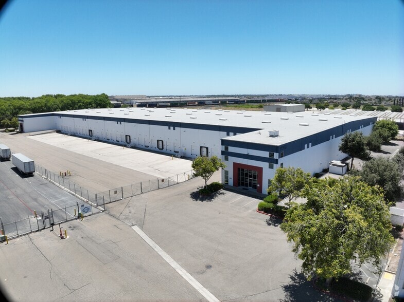 11960 S Harlan Rd, Lathrop, CA à louer - Communauté Matterport - Image 2 de 12