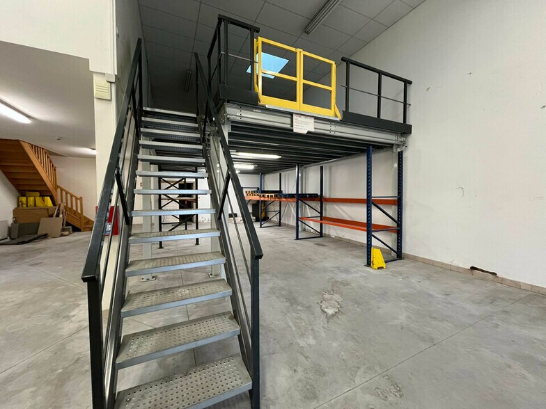 Flex in Fontenay-Trésigny for lease - Interior Photo - Image 3 of 8