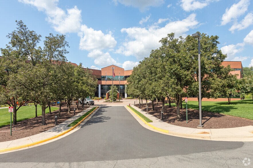 4795 Meadow Wood Ln, Chantilly, VA for lease - Primary Photo - Image 1 of 9