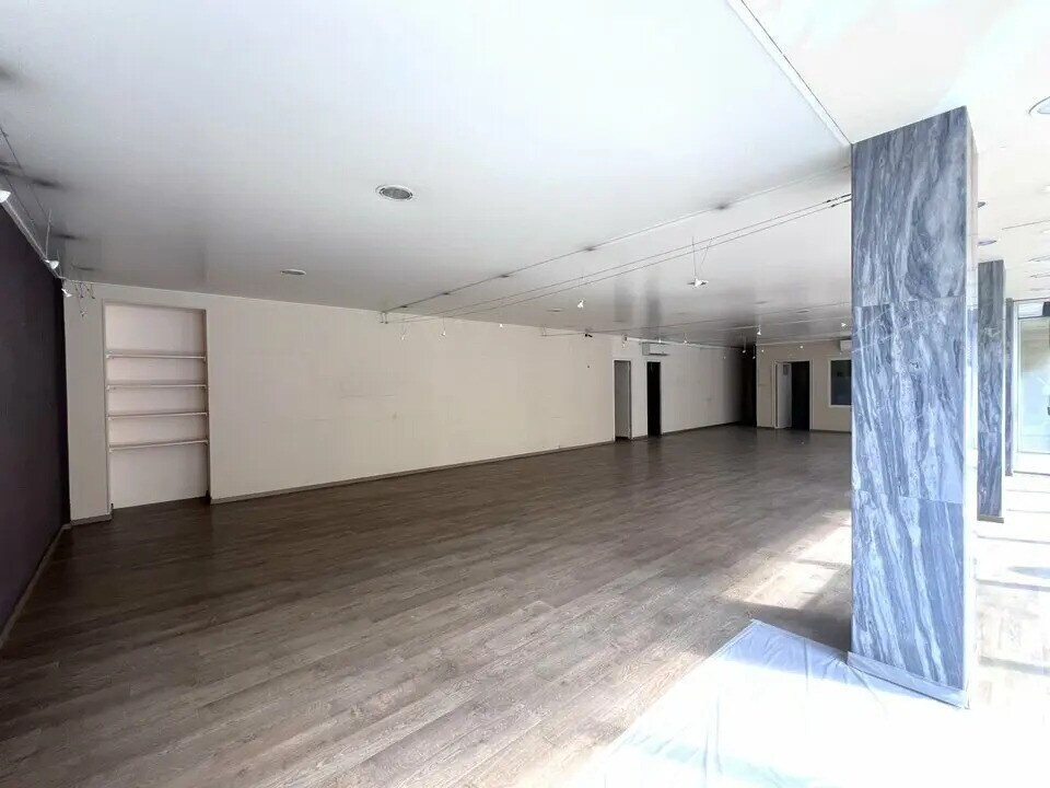 Retail in Nice for sale Interior Photo- Image 1 of 11