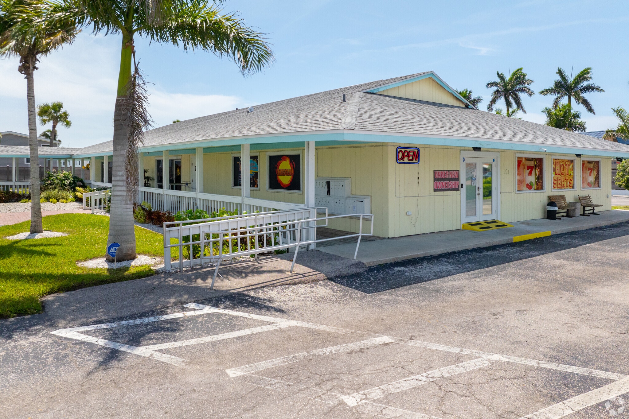 16681 Mcgregor Blvd, Fort Myers, FL for lease Primary Photo- Image 1 of 10
