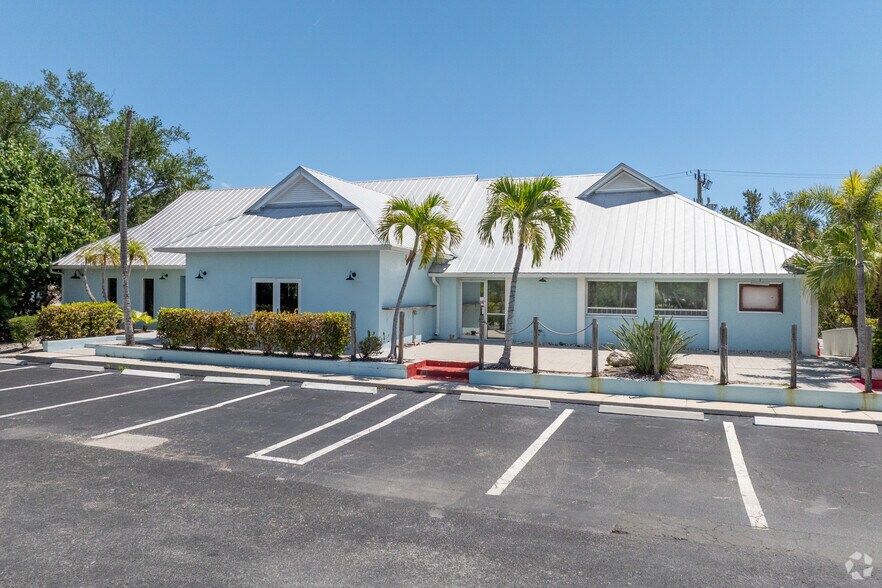 2407 Periwinkle Way, Sanibel, FL à louer - Photo du bâtiment - Image 3 de 21