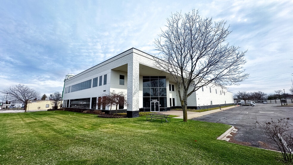 14925 W 11 Mile Rd, Oak Park, MI for lease - Building Photo - Image 2 of 21