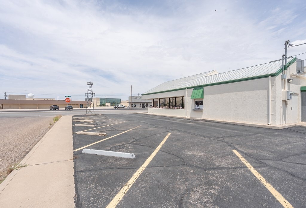 810 S Stockton Ave, Monahans, TX for lease Primary Photo- Image 1 of 36