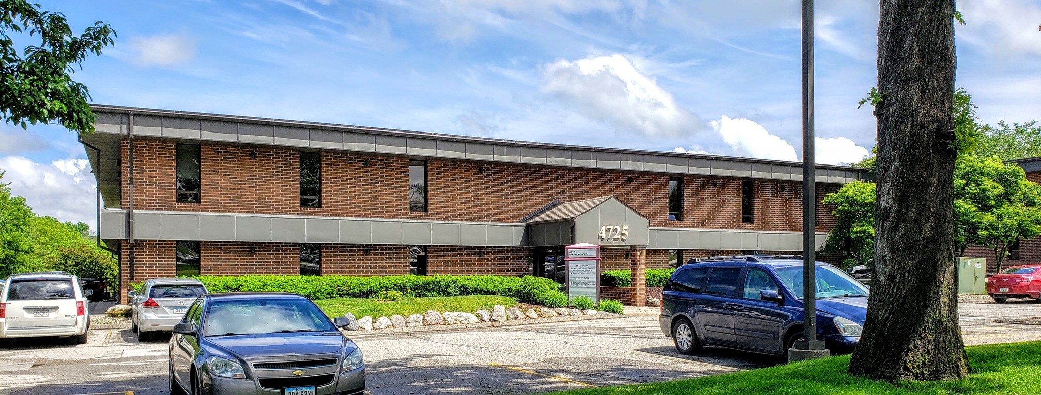 4725 Merle Hay Rd, Des Moines, IA à louer Photo du bâtiment- Image 1 de 4