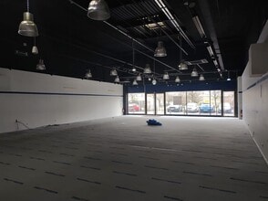 Retail in Fresnes for lease Interior Photo- Image 2 of 4