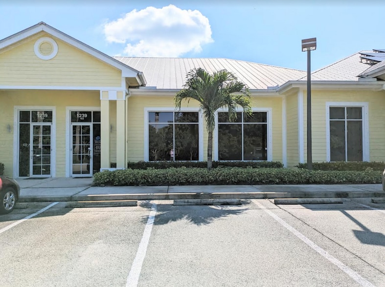 1239 SE Indian St, Stuart, FL à louer - Photo principale - Image 1 de 15