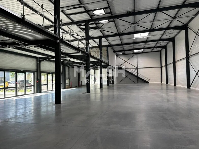 Flex in Saint-Quentin-Fallavier for lease - Interior Photo - Image 1 of 16