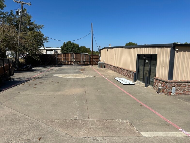 609 S 4th Ave, Mansfield, TX à louer - Photo du bâtiment - Image 3 de 16