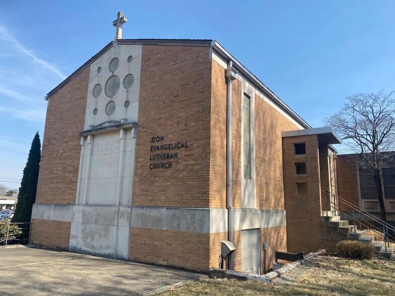 702 Raff Rd SW, Canton, OH à vendre - Photo du bâtiment - Image 1 de 1