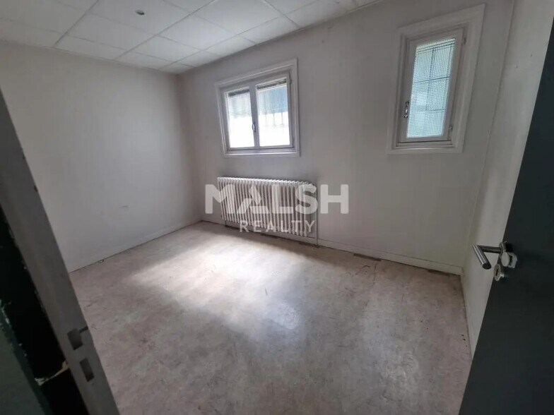 Retail in OULLINS-PIERRE-BÉNITE for lease - Interior Photo - Image 2 of 3