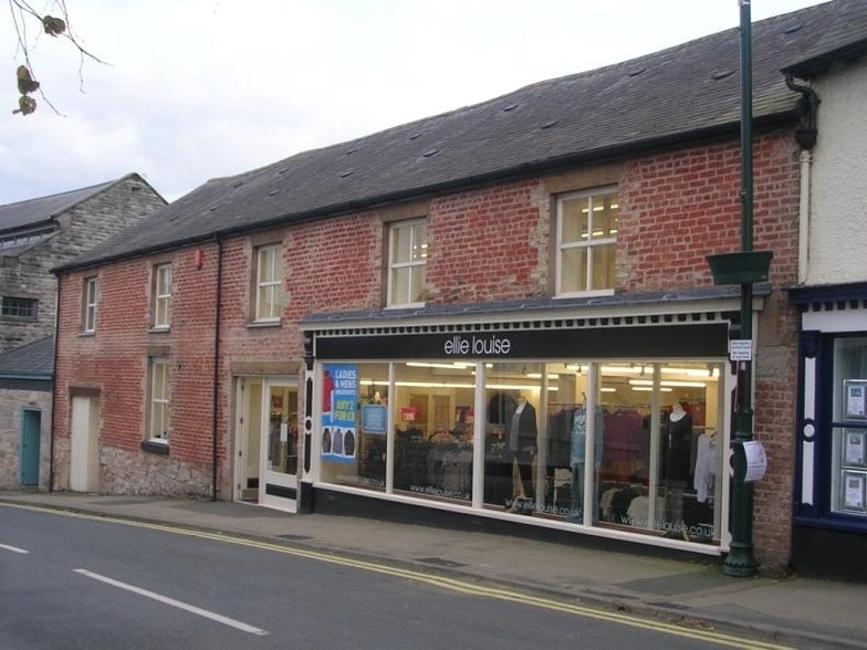 2-4 Market St, Ruthin for lease - Primary Photo - Image 1 of 2