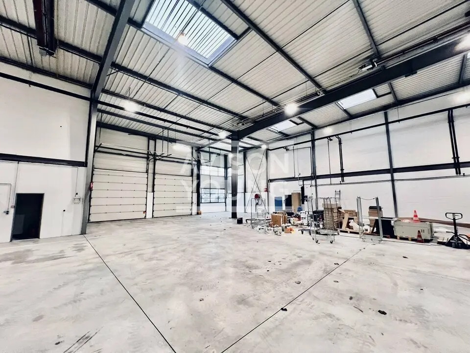 Flex in La Courneuve for lease Building Photo- Image 1 of 9