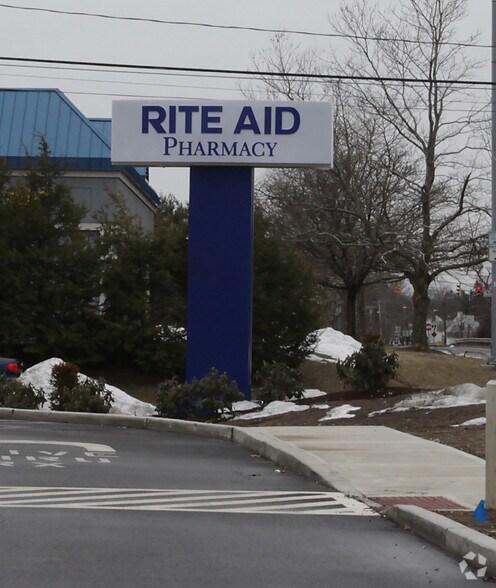 329 Ellington Rd, East Hartford, CT à louer - Photo du bâtiment - Image 2 de 6