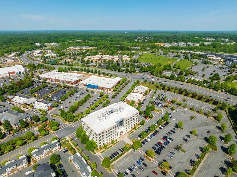 10130 Perimeter Pky, Charlotte, NC à louer - Photo du bâtiment - Image 2 de 9