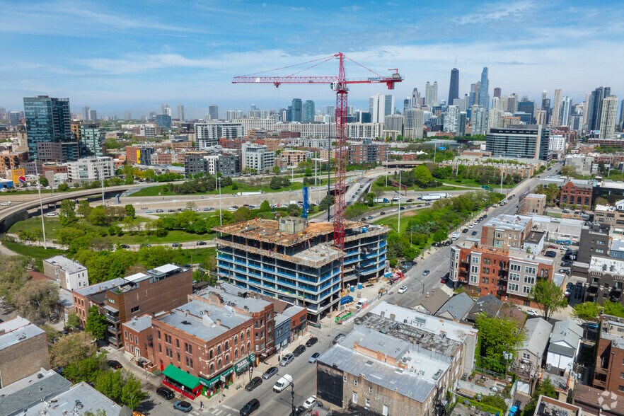 1100 W Grand Ave, Chicago, IL à louer - Photo du bâtiment - Image 2 de 3