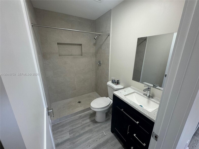 205 NW 159th St, Miami, FL à vendre - Photo du bâtiment - Image 3 de 9