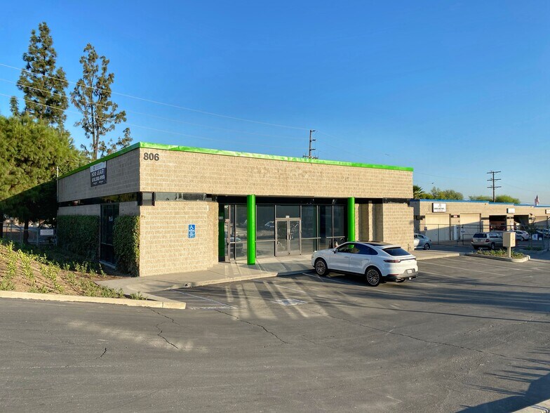 802-808 E Huntington Dr, Monrovia, CA à louer - Photo du bâtiment - Image 1 de 17