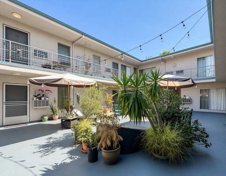 1152 N Poinsettia Pl, West Hollywood, CA à vendre - Photo du bâtiment - Image 2 de 13