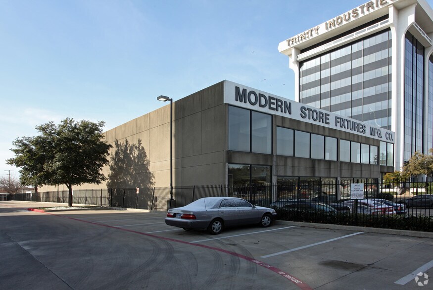 2525 N Stemmons Fwy, Dallas, TX à vendre - Photo du bâtiment - Image 3 de 6